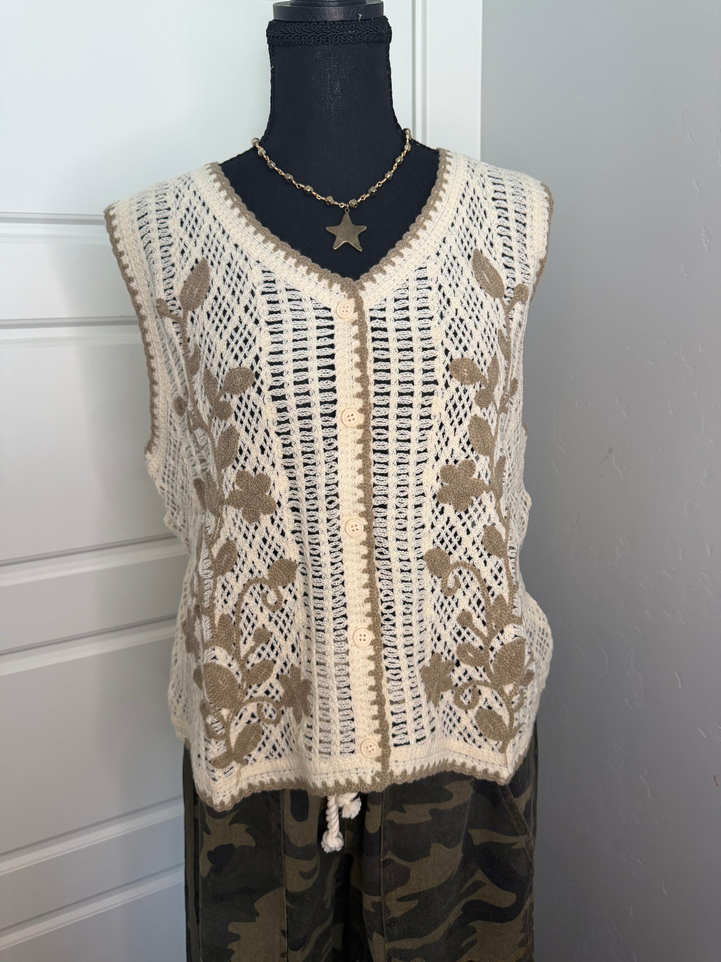 FLORAL CROCHET SWEATER VEST