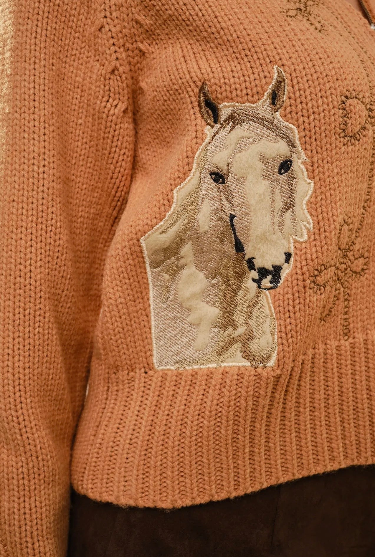 HORSE EMBROIDERED CROP SWEATER