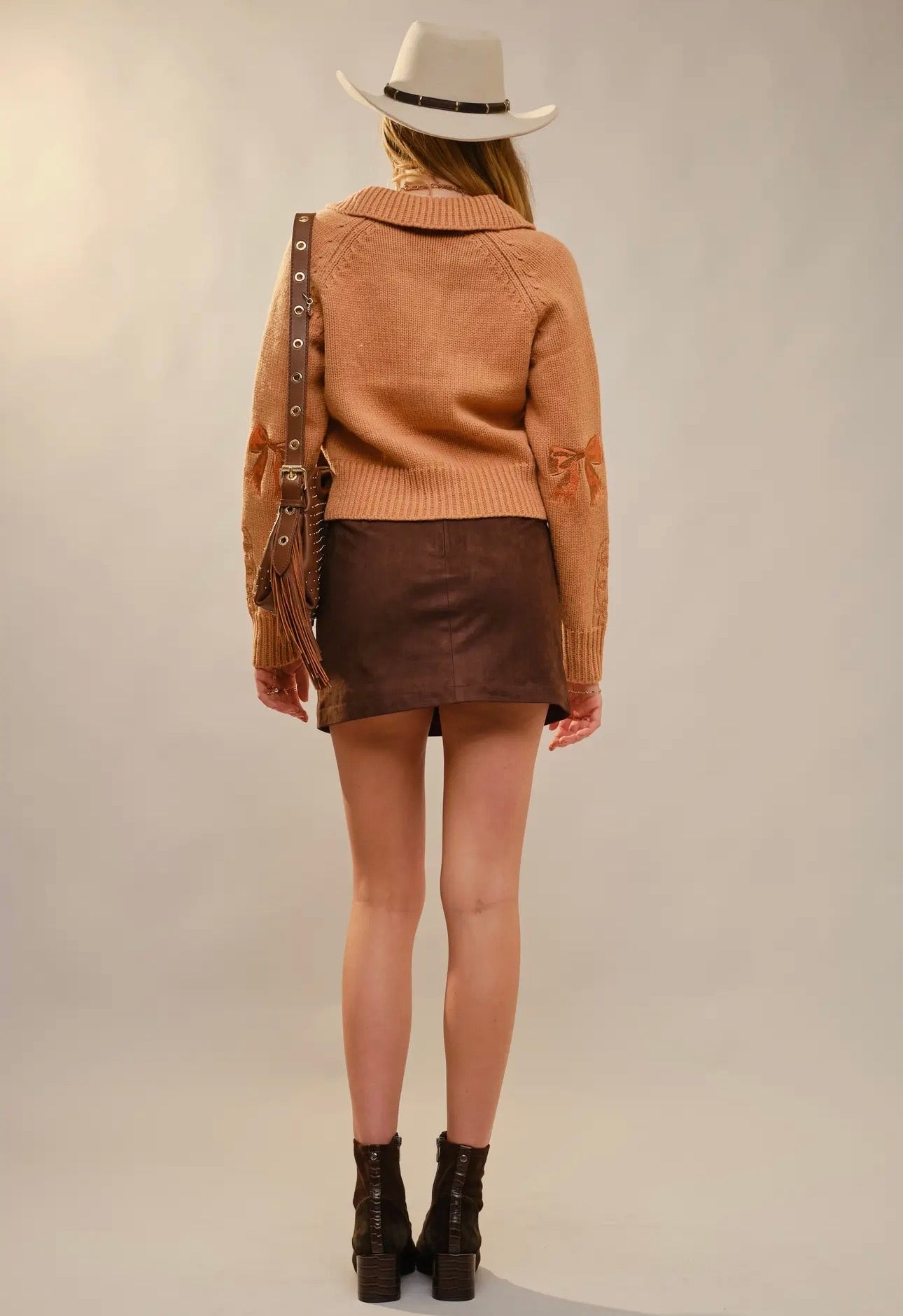 HORSE EMBROIDERED CROP SWEATER