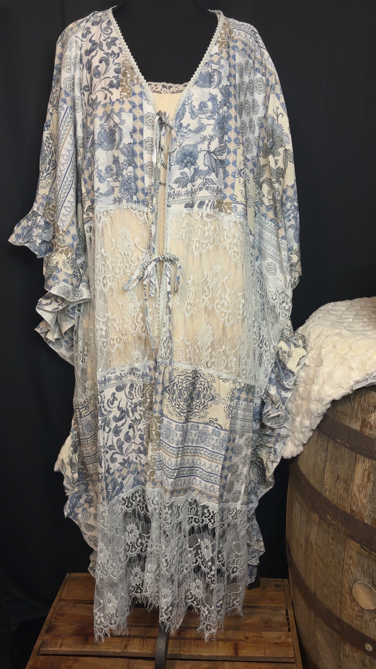 BLUE FLORAL KIMONO