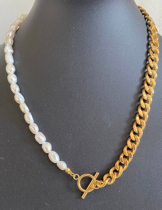 Modern Pearl and Chain Necklace